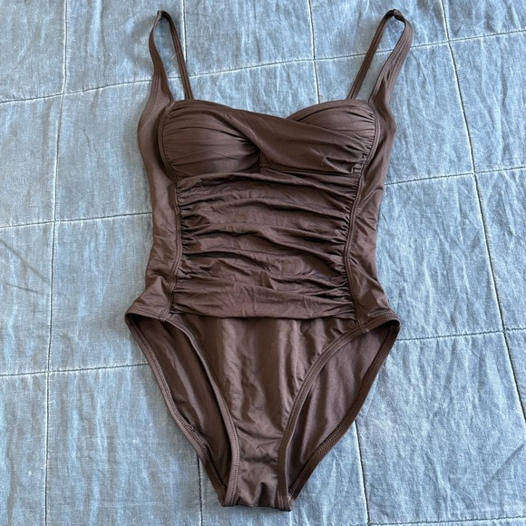 La Blanca Island Goddess One-Piece Swimsuit - size 6 - Picture 3 of 9